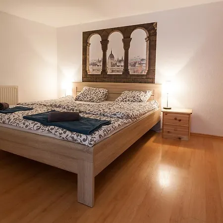 Feel At * בודפשט